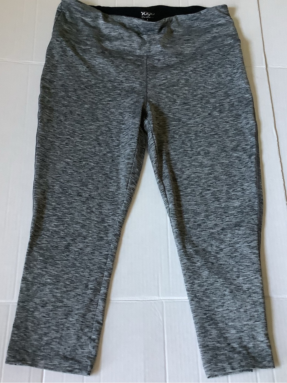 VOGO Athletica Gray Spacedye Capri Leggings Size Large EUC